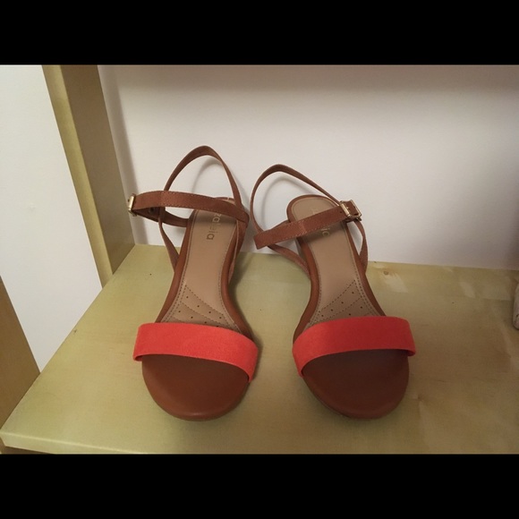 Azalea sandals. 7 US. Brown and red/orange. - Picture 2 of 4